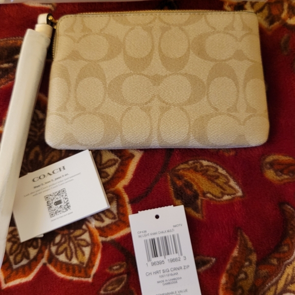 Coach Signature Heart Wristlet. NWT. - Picture 3 of 4